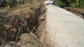 Cầu, đường vùng đê bao bị sạt lở do khô hạn