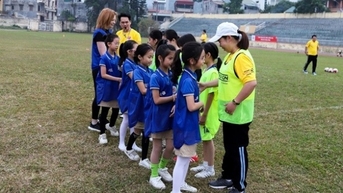 둥근 공은 베트남 어린이들의 꿈을 멀리까지 가져다줍니다.