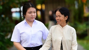 Bà ngoại bán 150 tờ vé số/ngày nuôi cháu mồ côi, nay xin nghỉ đi TP.HCM coi cháu nhận học bổng