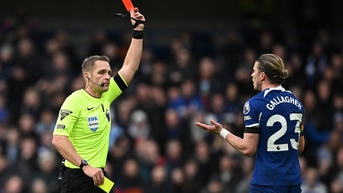 Chelsea thắng trong thế mất người