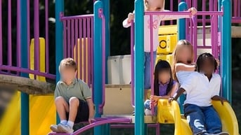 Một trẻ 3 tuổi nguy kịch do dây áo mũ vướng vào cầu trượt