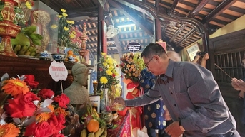 អុជ​ធូប​រំលឹក​ខួប​ទី​១៥០​ឆ្នាំ​នៃ​មរណភាព​របស់​លោក Dang Huy Tru