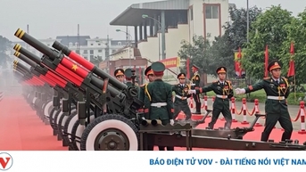 ឧត្តមសេនីយឯក Nguyen Tan Cuong ពិនិត្យក្បួនដង្ហែរយោធា