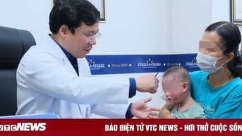 Em bé phồng rộp mặt, da chảy dịch vì tắm lá chữa viêm da cơ địa
