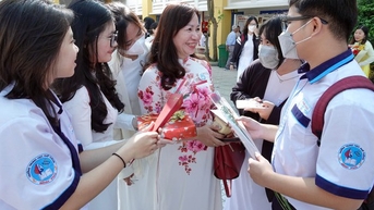 Phụ huynh làm thơ tặng thầy cô Ngày nhà giáo Việt Nam