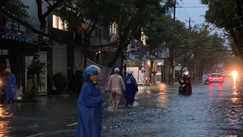 Mưa xối xả trong đêm, nhiều tuyến phố ở Đà Nẵng chìm trong nước
