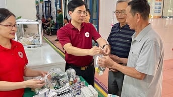 khám và cấp phát thuốc miễn phí cho người cao tuổi