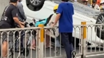 Nữ tài xế dùng gạch đập vỡ kính ô tô, cứu sống tài xế bị lật xe ở TPHCM