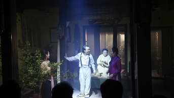 Du khách trải nghiệm show thực cảnh Chuyện phố hàng ở phố cổ Hà Nội