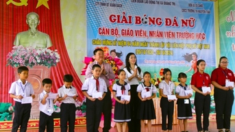Trao nhiều suất học bổng cho học sinh nghèo, gia đình khó khăn