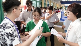 Sáng lọt đề văn, chiều 'tuồn' đề toán