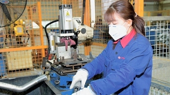 어떤 곳에서는 설 보너스가 수억 동에 달하고, 어떤 곳에서는 쌀국수 한 그릇 값밖에 안 합니다.