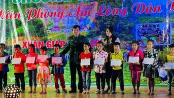 Trao 50 suất học bổng "Xuân Biên phòng ấm lòng dân bản"