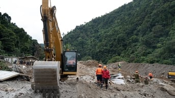 Bé gái sống sót sau 60 giờ mắc kẹt trong lở đất ở Philippines