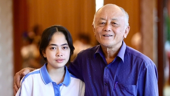 ‘Cháu 1 tuổi mất mẹ, 2 tuổi mất cha, cám ơn Tiếp sức đến trường đã nhớ đến cháu tôi’