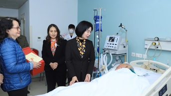 시 인민위원회 상임부위원장인 풍티홍하가 응우옌 꾸이엣 장군을 방문했습니다.
