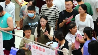 중국 청년들은 단순히 '가만히 누워' 포기하는 것이 아니라, '풀타임 자녀' 생활 방식을 받아들이고 있습니다.