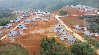 Bàn giao 40 căn nhà cho người dân Làng Nủ
