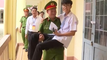 Công an ở Đắk Nông bế thí sinh bị tai nạn đến dự thi tốt nghiệp THPT