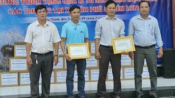 Tặng tủ sách cho các trường học ở Bến Tre