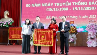 Báo Bắc Kạn đón nhận Cờ thi đua của Thủ tướng Chính phủ
