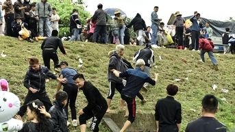 Phiên chợ 'choảng nhau' cầu may