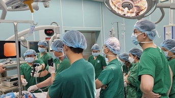 Hút thuốc khi cắt cỏ, nam thanh niên bị bỏng 75%