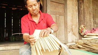 Du khách thích thú sản phẩm thủ công truyền thống của người Ba Na