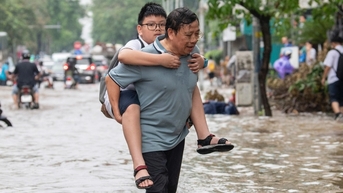 Hà Nội: Đầu tuần trường học bất ngờ ngập sâu, phụ huynh nháo nhác