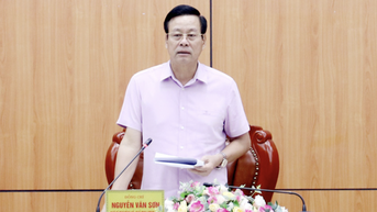 하장성 인민위원회 응웬반손(Nguyen Van Son) 위원장은 경고와 함께 징계를 받았습니다.