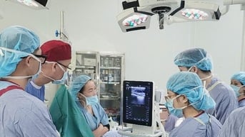 Cô gái 19 tuổi suýt cắt bỏ ngực vì nâng ngực