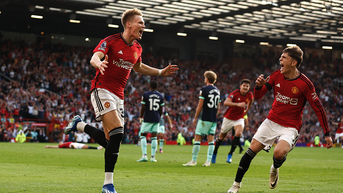 Man Utd thắng ngược trong bốn phút bù ở Ngoại hạng Anh
