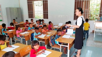 Tăng cường dạy tiếng Việt cho trẻ em là người DTTS