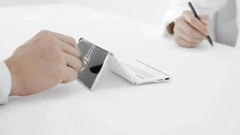 Cận cảnh smartphone màn hình gập ba với thiết kế siêu mỏng