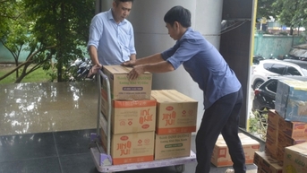 Báo Công Thương tiếp nhận nhiều phần quà hỗ trợ đồng bào vùng lũ lụt