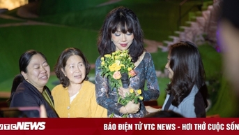 MC Trác Thúy Miêu bật khóc trên sân khấu