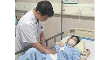 Một phụ nữ bị thủng bụng, hoại tử sau khi hút mỡ bụng