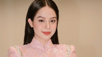 បវរកញ្ញាអន្តរជាតិ Huynh Thi Thanh Thuy បានដង្ហែរជាមួយ Santa Clauses ជាង 100