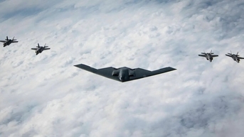 Máy bay ném bom B-2 Mỹ lần đầu sát cánh tiêm kích F-35 Nhật Bản