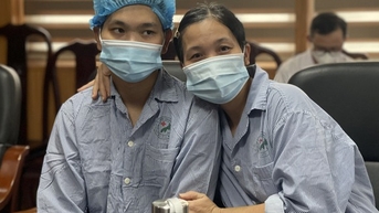 Chàng trai trẻ hồi sinh nhờ thận hiến từ mẹ