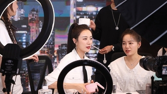 Góc khuất của những buổi livestream bán hàng