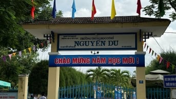 Phụ huynh xông vào lớp đánh học sinh lớp 8