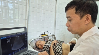 Khám bệnh, phát thuốc miễn phí cho hơn 1.000 người dân vùng bão lũ