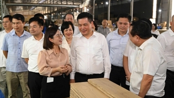 Bộ trưởng Nguyễn Hồng Diên làm việc với Công ty TNHH Lechenwood Việt Nam