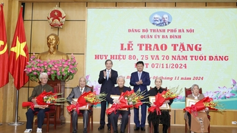Quận ủy Ba Đình trao Huy hiệu Đảng tặng các đảng viên lão thành