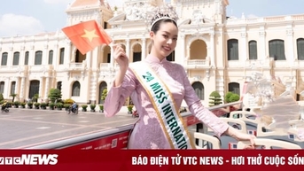 Hoa hậu Thanh Thủy diễu hành trên phố khi về nước sau đăng quang quang