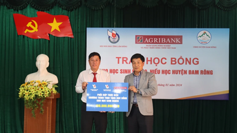 Trao 100 triệu đồng học bổng cho học sinh hiếu học huyện Đam Rông