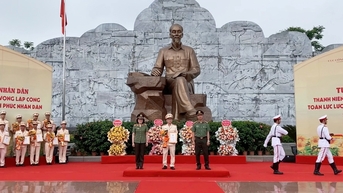 ឡៅ កៃ៖ បុគ្គល ១ នាក់ ត្រូវបានក្រសួងសន្តិសុខសាធារណៈ ផ្តល់កិត្តិយសជាយុវជនឆ្នើម ធ្វើតាមការបង្រៀនរបស់ពូ។