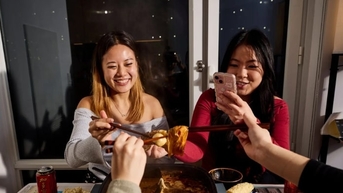 설날이 왔고, 뜨거운 냄비를 후루룩 마시며, 집을 떠난 Z세대에게 익숙하고 따뜻한 느낌을 줍니다.