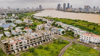 ស៊េរី​ផ្ទះ​លក់​ទំនិញ​តម្លៃ​រាប់​ពាន់​លាន​ដុល្លារ​ដែល​គេ​បោះ​បង់​ចោល​នៅ​តាម​ដង​ទន្លេ Han